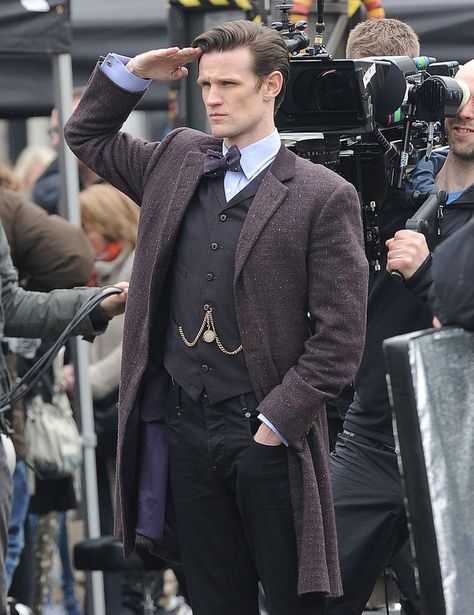 Matt Smith standing to attention filming Doctor Who in Trafalgar Square. *cough* I WAS HERE Mat Smith, Doctor Who Actors, Caitlin Blackwood, Matt Smith Doctor Who, What Am I Doing, Amy Pond, 11th Doctor, Eleventh Doctor, Wibbly Wobbly Timey Wimey Stuff