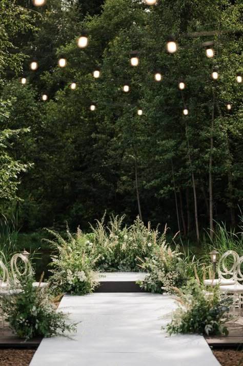 Forest Wedding Ceremony, Outdoor Wedding Backdrops, Ceremony Decorations Outdoor, Courtyard Wedding, Wedding Alters, Minimalist Wedding Decor, Wedding Backdrops, Dream Wedding Decorations, Cottage Wedding