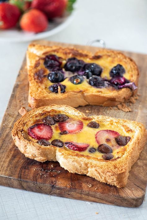 Fancy French Toast, Toast Dessert, Custard Toast, Yogurt Toast, Blueberry Toast, Tiktok Food, Masala Tea, Egg Tart, Breakfast On The Go