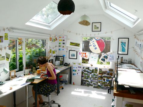 Printmaker Michelle Hughes converted her garage into this gorgeous, well-lit linocut studio where she also teaches small workshops Garage Art Studio, Pollo Tropical, Linocut Artists, Virtual Studio, Studio Organization, Open Studio, Studio Tour, Garden Studio, Inspiring Spaces