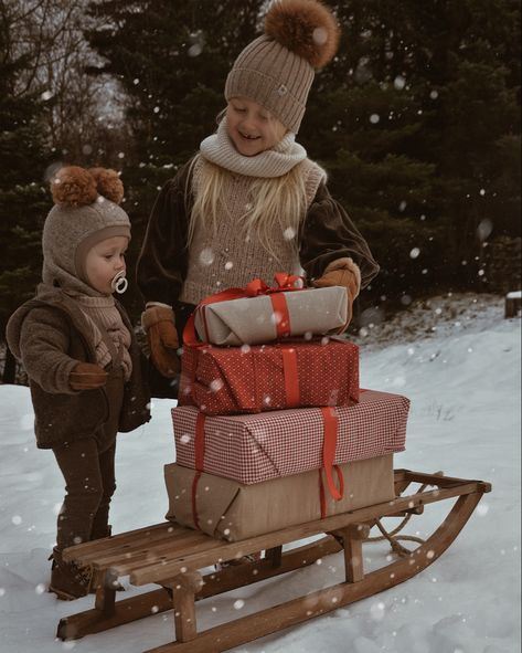 Family Christmas Picture Outfits, Christmas Pictures With Baby, Christmas Pictures Outdoor, Family Christmas Pictures With Baby, Family Christmas Pictures Outdoor, Christmas Picture Outfits, Christmas Mini Sessions Outdoor, Christmas Pictures Family, Outdoor Christmas Photos