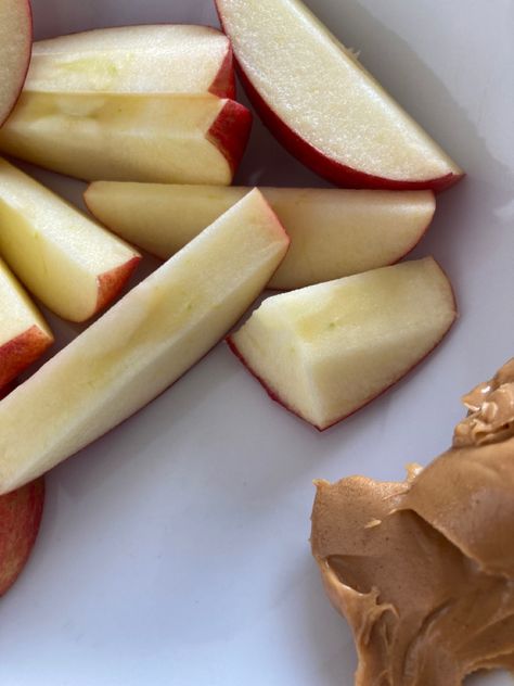 Apples And Peanut Butter Aesthetic, Apples With Peanut Butter, Peanut Butter And Fruit, Apple With Peanut Butter, Apples And Peanut Butter, Shae Butter, Apple And Peanut Butter, Health Snacks, Snack Plate