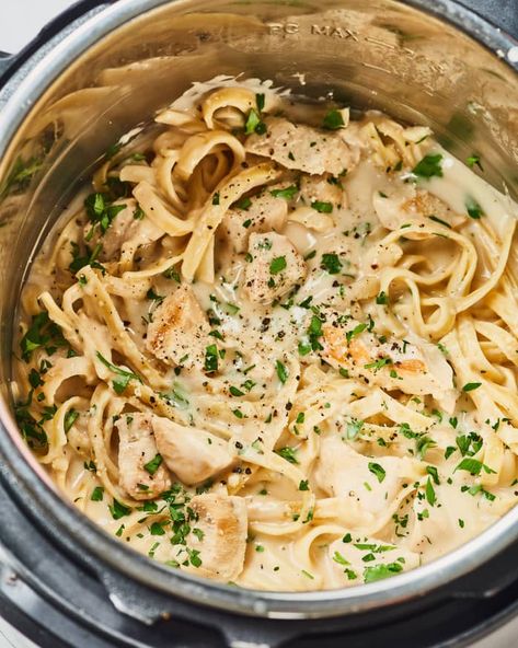 Easy Instant Pot Chicken Alfredo | Kitchn Chicken Alfredo Recipe Easy, Alfredo Recipe Easy, Meat Sauce Pasta, Instant Pot Chicken Alfredo, Easy Instant Pot Dinner, Simple Chicken Alfredo Recipe, Instant Pot Dinner, Chicken Alfredo Recipe, Instant Pot Pasta Recipe