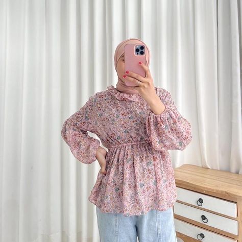 OLLA BLOUSE KOREAN STYLE | FLOWY BLOUSE baju fit Flower Blouse Outfit, Blouse Korean Style, Korean Blouse, Flower Blouse, Shirt Detail, Flower Motif, Flowy Blouse, Blouse Outfit, Blouse Length