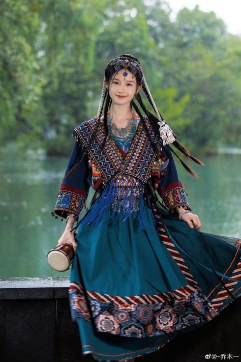 Digital Dress, Chinese Traditional Costume, Old Fashion Dresses, Chinese Clothing, Asian Outfits, Traditional Fashion, Braids For Long Hair, Military Fashion, Tibet