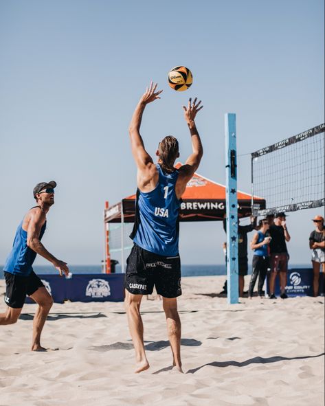 Olympic Beach Volleyball, Beach Volley Aesthetic, Beach Volleyball Photoshoot, Picking Peaches, Volleyball Setting, Olympic Volleyball, Men's Volleyball, Volleyball Set, Volleyball Wallpaper