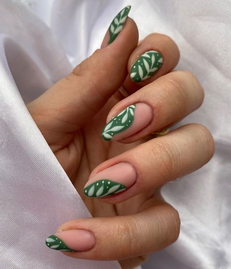 Nail Designs Oval Almond, Cool Nail Color Combinations, Trending 2023 Nails, Green Art Nails, Fun Oval Nail Designs, Half Chrome Nails, Plant Acrylic Nails, Nail Art On Green Nails, Plant Inspired Nails