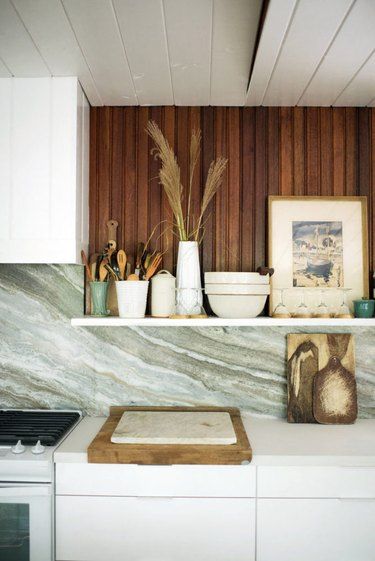 7 Tips for Decorating With White Stainless Steel Appliances Beadboard Kitchen, Backsplash Trends, Kitchen Backsplash Trends, Modern Kitchen Backsplash, Kitchen Backsplash Designs, Decor Ikea, Mid Century Modern Kitchen, Classic Kitchen, Kitchen Marble