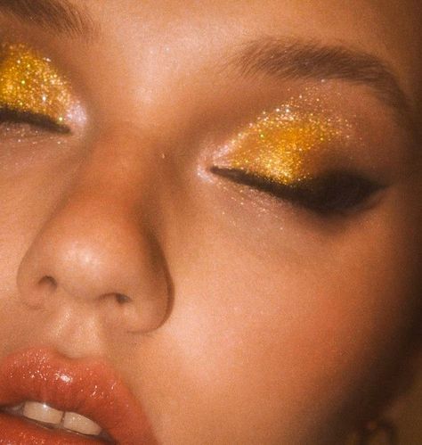 Yellow Eyeshadow Blue Eyes, Sunflower Makeup, Music Video Makeup, Golden Eyeshadow, Pure Makeup, Yellow Eye Makeup, Golden Makeup, Monster Makeup, Natural Prom Makeup