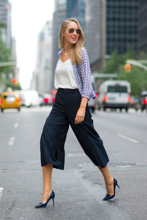 This summer, consider culottes for everything from your morning board meeting to the date you're running to after work. Boho Work Outfit, Spring Office Outfits, Fall Clothes For Women, New York City Street Style, How To Wear Culottes, Clothes For Women Over 50, Mode Boho, Power Dressing, Summer Work Outfits