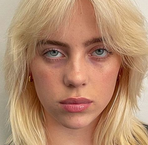 Billie Eilish Face, Dyed Blonde Hair, Joey King, Icons Pfp, Lq Icons, Billie Eilish, Favorite Celebrities, Face Shapes, Blonde Hair