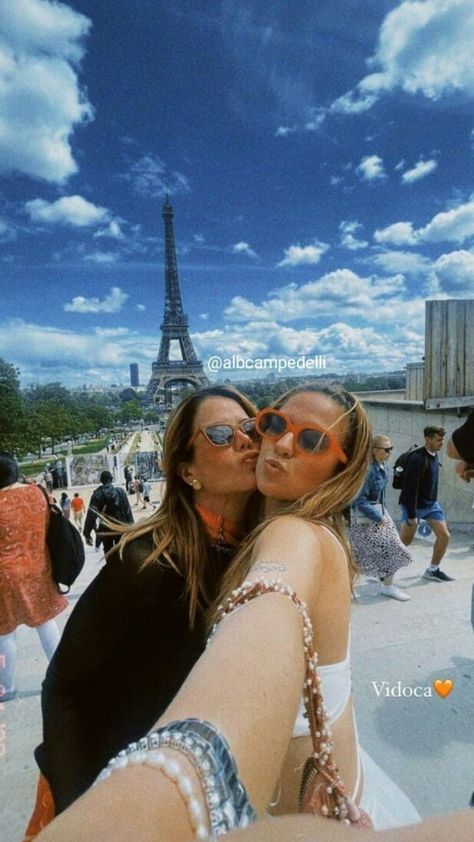 Parents And Daughter Aesthetic, Mom Friend Aesthetic, Parents Photography, Mother Daughter Poses, Singapore Vacation, Daughter Photo Ideas, Mother Daughter Photos, Travel Pose, Paris Pictures