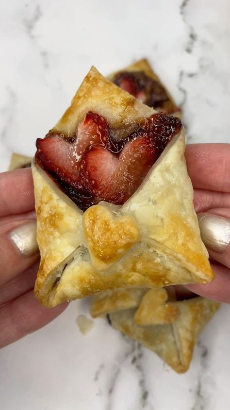 Nutella Puff Pastry, Strawberry Love, Rachel Lindsay, Valentines Baking, Valentines Day Food, Doll Cake, Eat Dessert First, Eat Dessert, Puff Pastry