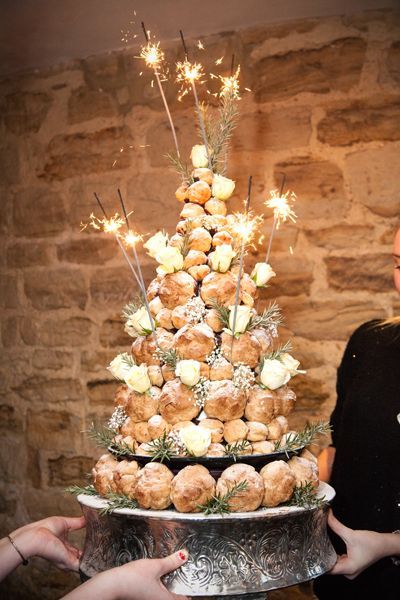 French Wedding Cake, Profiterole Tower, French Wedding Cakes, Alternative Wedding Cakes, Fruit Christmas Tree, Profiterole, Decoration Patisserie, Wedding Cake Alternatives, Croquembouche