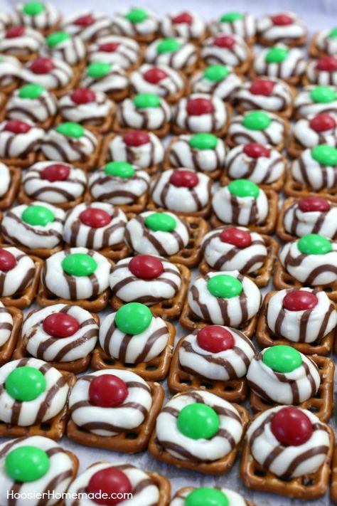 Pretzel Hugs, Christmas Pretzels, Easy Christmas Treats, Diy Easy Recipes, Xmas Treats, Decorating Crafts, Christmas Candy Recipes, Homemade Holiday, Thumbprint Cookies