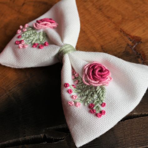 #embroideredbarrette #embroideredlinen #bow #hairclip #hairaccessories Wood And Macrame, Embroidery Hair Clips, Embroidery Hair, Embroidered Hair Bows, Embroidered Bow, Hair Clasp, Bow Barrette, Fabric Hair Bows, Handmade Hair Clip