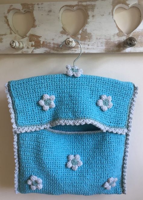 LoveCrochet | Make the laundry fun with Kate Eastwood’s pretty cotton peg bag! As I’m sure many of you would agree, whilst few of us would put laundry at the job of our ‘Fun things to Do’ list, there Peg Bag Pattern, Pretty Pegs, Bag Free Pattern, Crochet Rugs, Clothespin Bag, Crochet Storage, Peg Bag, Super Bulky Yarn, Crochet Home Decor