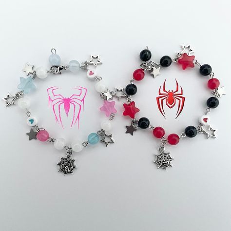 Spiderman Beads Bracelet, Spiderman Charm Bracelet, Spider Man And Gwen Bracelet, Spiderman Kandi Bracelet, Miraculous Bracelet Ideas, Batman Matching Bracelets, Matching Spiderman Bracelets, Spider Man Beaded Bracelet, Spider Man Gift Ideas Diy