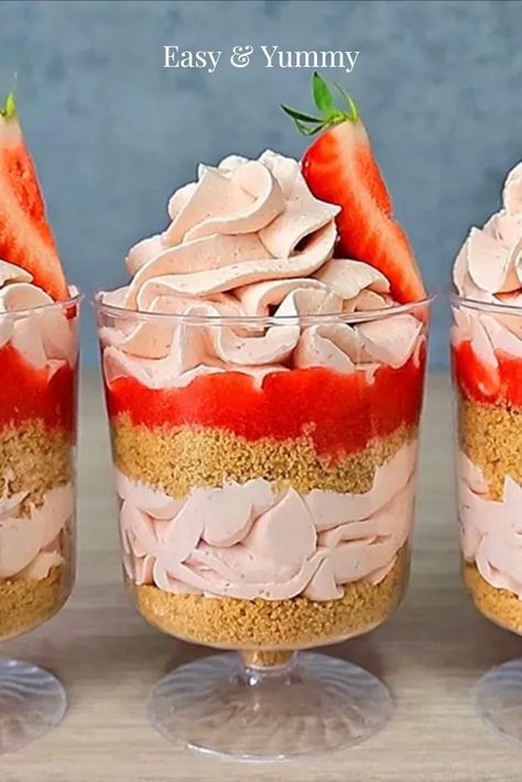 Strawberry dessert cups Strawberry Dessert Cups, Mousse Cups, Strawberry Parfait, Cheesecake Cups, Dessert Bar Wedding, Strawberry Mousse, Strawberry Dessert, Bake Dessert, Strawberry Desserts