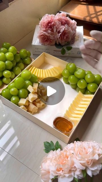 Appetizers Board For Party, Cheeseboard Platter Ideas, Cheese Board Box Ideas, Box Charcuterie Ideas, Cheese Platter Presentation Simple, Romantic Cheese Board For Two, Cheese And Cracker Tray Ideas, Cheese Platter Box Ideas, Cheese Board Ideas Simple