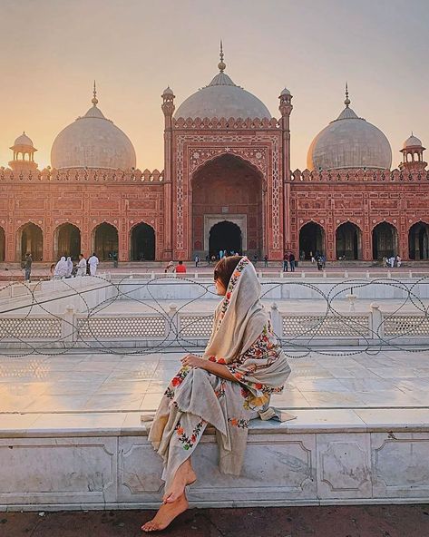 Saman are Badshahi Mosque Lahore. Pakistan 🇵🇰 . “You don’t get to see these sunsets everyday! .  What a sight it was at the mesmerising Badshahi mosque (aka the emperor’s mosque). Amidst the hustle bustle of the walled city, stands in the heart of Lahore is this magnificent facade. . Im so glad I took this opportunity to be a tourist in my own city . . See stories for my trip to old Lahore . . Use #travelgirlspakistan to get featured . . Follow @samanzahrai . . . . . . . #lahoretrip #walledcit Face Hide Poses, Old Lahore, Muslim Dp, Badshahi Mosque, Kashmir Trip, Travel Pose, Travel Pictures Poses, Indian Photoshoot, Selfie Poses Instagram