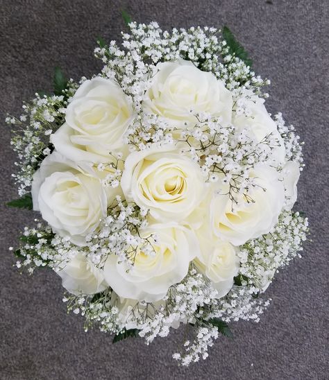 White Roses Baby Breath Wedding, Bouquets With Babies Breath, White Roses With Baby Breath, Rose Baby Breath Bouquet, White Rose And Gypsophila Bouquet, Bouquet Rose Blanche, Baby Breath And White Roses, Wedding Bouquet With Baby Breath, Babies Breath Wedding Bouquet