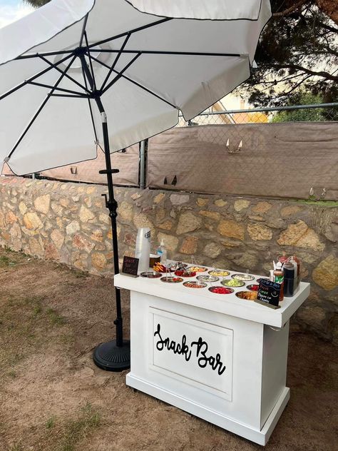 Chilaquiles Bar, Charcuterie Cart Ideas, Snack Bar Cart Ideas, Paletero Cart, Booth Display Ideas Diy, Party Rental Ideas, Diy Candy Bar, Candy Car, Snack Cart