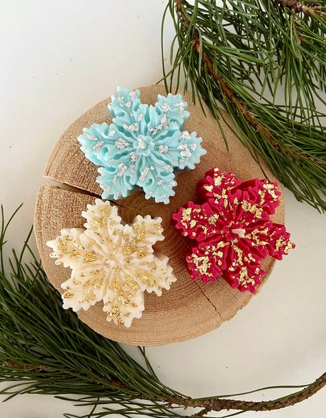 This unique snowflakes candles make an excellent gift and can be a wonderful winter decoration for your house , create a long-lasting aroma and Christmas mood in the room.  All candles are packaged in a Christmas box, ribbon and contain a Christmas card as standard- this makes it a perfect gift for someone special. Snowflakes candle size approx height 2.36 * width 0.79 inches  (6*2.5 sm) We use eco wicks, cruelty free fragrances and natural soy wax. This means a cleaner burning candle - without Candles For Winter, Christmas Candle Gift Set, Christmas Candle Diy, Christmas Candles Aesthetic, Homemade Christmas Candles, Christmas Crafts Decor, Unique Snowflakes, Snowflake Candle, Candle Logo Design