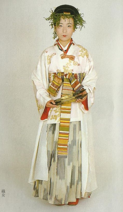 Weaver of the Kofun Period (3rd to 6th century) Ancient Japanese Clothing, Kofun Period, Traditional Clothing Around The World, Yayoi Period, Medieval Japanese, The Kimono Gallery, Kimono Gallery, Japanese Costume, Modern Kimono