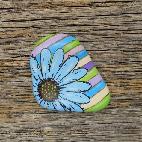 Rock Painting Flowers, Rock Flowers, Mermaid Painting, Rock And Pebbles, Painted Rocks Craft, Painted Rocks Diy, Painted Shells, Rock Painting Ideas Easy, Rock Painting Patterns