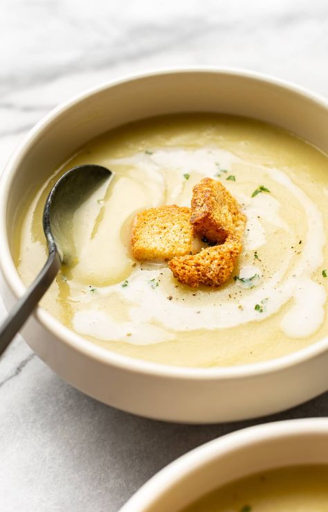 This healthy and delicious potato leek soup is naturally creamy (but it's dairy-free) and totally delicious. Potato Leek Soup Recipe, Leeks Soup Recipes, Leek And Potato Soup, Leek And Potato, Soup Starter, Leek Recipes, Potato Leek, Mushroom Soup Recipes, Potato Leek Soup