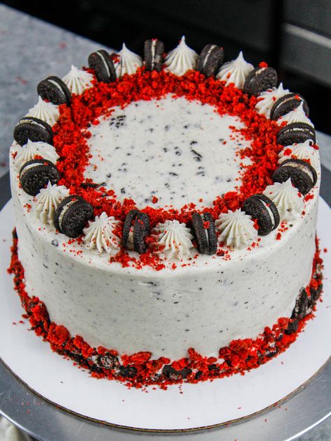 Oreo Frosting Red Velvet Cake With Oreo Cream Cheese Frosting, Oreo And Red Velvet Cake, Red Velvet Vanilla Cake, Red Velvet Cake Oreo, Red Velvet And Oreo Cake, Red Velvet Cake With Oreos, Red Velvet Cake Ideas Decoration, Sweet 16 Red Velvet Cake, Red Velvet And Chocolate Cake