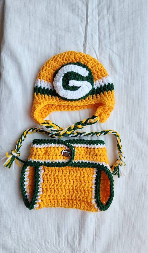 0 to 3 months Green Bay Packers crocheted hat and diaper cover. Diaper cover has football button to adjust waist size. Made with acrylic yarn. Great for photo shoots. Newborn Cocoon, Woman Costumes, Crochet Baby Costumes, Lion Hat, Newborn Girl Hat, Crochet Diaper Cover, Lion King Baby, Viking Hat, Crochet Horse