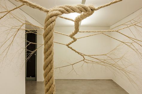 ciclotrama-1 Brazil-based artist duo Janiana Mello and Daniel Landini of Mello + Landini create tree-like installations with untwisted ropes fastened to the walls of galleries Rope Sculpture, Olafur Eliasson, Colossal Art, Modern Crafts, Art Installation, Sculpture Installation, Land Art, Art Plastique, Beautiful Artwork