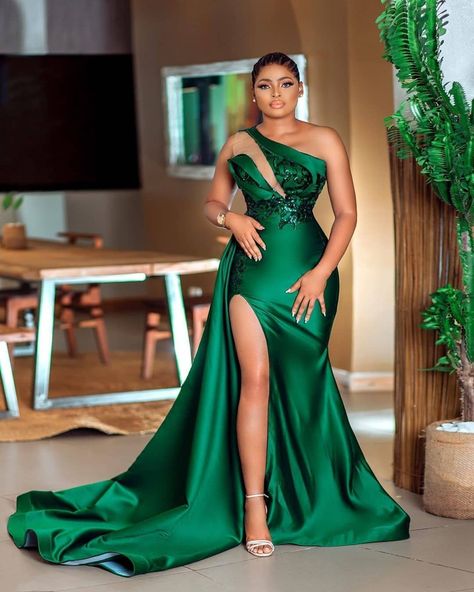 @seconddress.ng posted on their Instagram profile: “Darling in green 💚🖤💥⁣ You like? Tag BFF⁣ ⁣ Muse @official_dodo66 ⁣ Makeup by @rosed_makeup ⁣ Dress…” Diner Outfits, Gowns Reception, Dresses Dinner, Gala Gowns, African Prom Dresses, Prom Dance, Dinner Dress Classy, Green Prom, Gaun Fashion