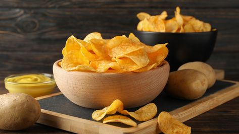 Take your snacking to the next level by cooking your own homemade potato chips in an air fryer. Here's how to get the perfect crunch. Healthy Tortilla Chips, Best Potato Chips, Homemade Potato Chips, Healthy Tortilla, Baked Potato Chips, Kale Chips Baked, Tortilla Chip, Potato Varieties, Homemade Chips