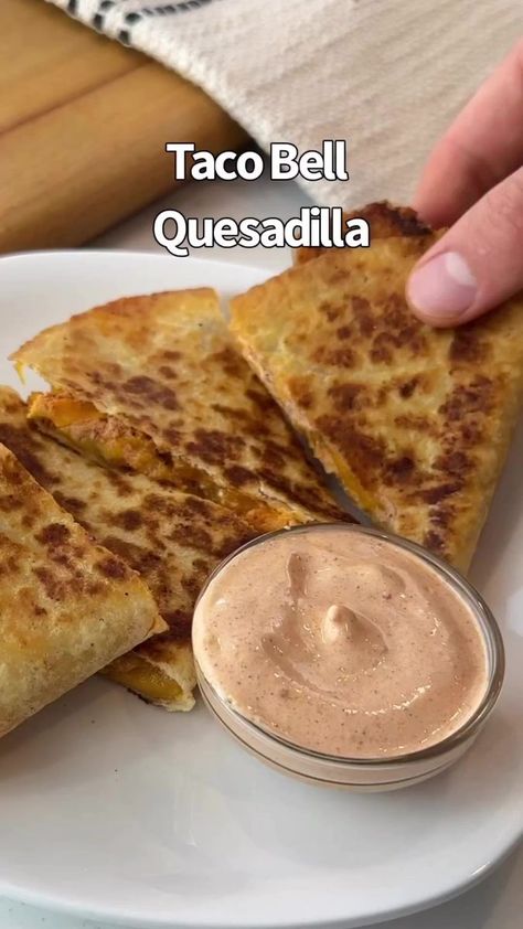 More recipes👉🏻 https://www.healthyfoodlifestyle.org/ 👈 Taco Bell Quesadilla by ketosnackz 🤩 | Keto diet for everyone | Keto diet for everyone · Original audio Taco Bell Chicken Quesadilla, Chicken Quesadillas Taco Bell, Taco Bell Quesadilla, Copycat Taco Bell, Chicken Shredded, Chicken Sauce, Mexican Recipe, Cheese Butter, Keto Taco