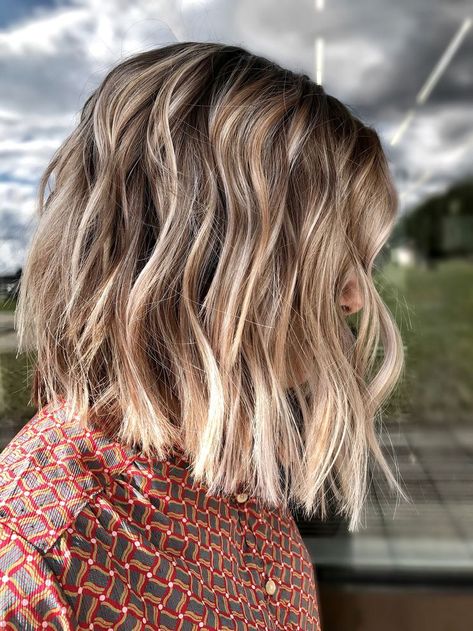 Bayalage Blonde Short Bob, Blonde Foils In Brown Hair, Short Blonde Highlights Brown, Blond Balayage On Brown Hair Short, Short Blonde Brown Hair Balayage, Blonde Highlights On Dark Hair Medium, Short Shadow Root Hair, Short Hair Foils Highlights, Hairstyles 2023 Trends Short Hair