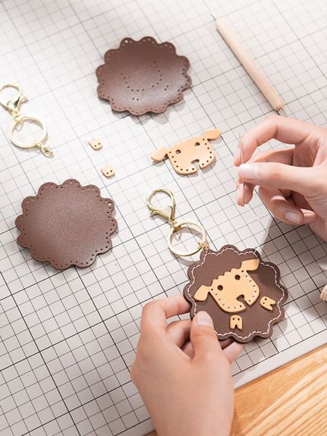 Easy Keychain, Leather Keychain Diy, Sheep Cute, Leather Handbag Patterns, Leather Working Patterns, Diy Leather Projects, Keychain Leather, Leather Bag Pattern, Diy Leather Bag