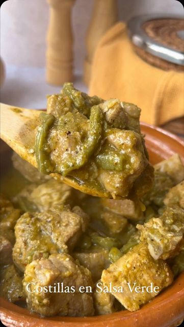 Ruth Montaño on Instagram: "Costilla en salsa verde con nopales Ingredientes:  1 kg de Costilla de Cerdo 10 a 12 tomates verdes 1 chile jalapeño 1 pedacito de cebolla 2 dientes de ajo 4 chiles de árbol  6 Ramitas de cilantro 1 taza de nopales cocidos  Sal y pimienta al gusto Aceite  #recetasdecocina #comidacasera #costillas #soyruth #recetascaseras" Nopales Recipes, Nopales Recipe, Chile Jalapeño, Salsa Verde, Mexican Food Recipes