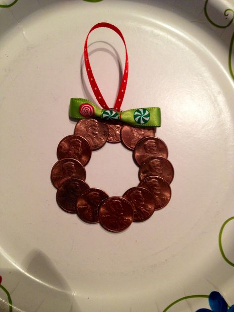 Christmas Penny Wreathe!! All you need is some super glue, .12, and ribbons. Voila! :) Penny Ornaments Diy, Penny Craft, Cheap Christmas Ornaments, Cheap Christmas, Ornament Ideas, Wool Applique, Super Glue, Christmas Games, Christmas Crafts Diy