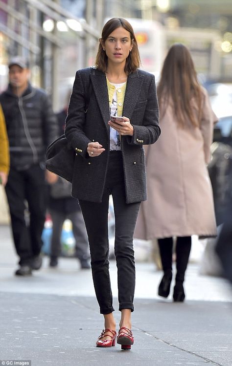 Fashionista: Alexa cut a typically stylish figure as she stepped out to do a spot of shopp... Alexa Chung Street Style, Blazer Street Style, Alexa Chung Style, Estilo Indie, Glamour Uk, Casual Chique, Tokyo Fashion, Alex Turner, Celebrity Street Style