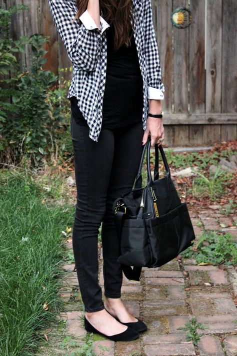 Black and white checkered long sleeve shirt for women. Perfect with skinny black jeans and black flats. #KatieDidWhat #momoutfitidea #blackjeans #longsleeveshirt Gingham Shirt Outfit, Black And White Checkered Shirt, Black Check Shirt, American Eagle Shoes, Black White Outfit, Checkered Shirt, Shirt For Women, Mom Outfits, White Outfits