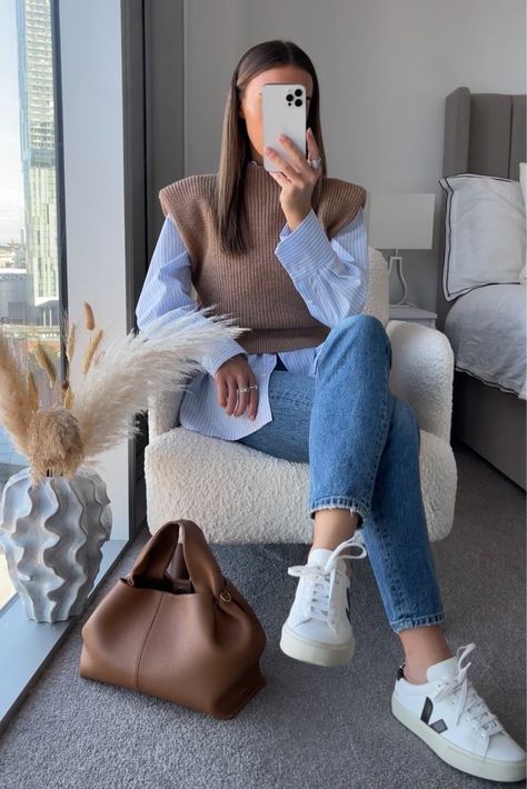 Blue Shirt Winter Outfit, Blue Collared Shirt Outfit Women, Baby Blue Shirt Outfit, Sweater Over Collared Shirt, What Em Wore, Slim Jeans Outfit, Blue Vest Outfit, Printed Tshirt Outfit, Blue Sweater Outfit