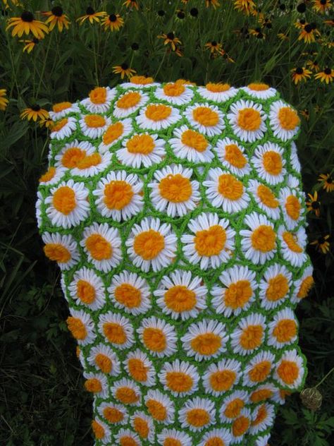 Daisy afghan handmade 70s era knitwit style 75.5 inches long 42 ... Daisy Afghan, Flower Loom, Loom Love, Country Cottage Farmhouse, Crochet Boho Bag, Designer Bed, Loom Knitting Projects, Vintage Daisy, Crochet Afgans