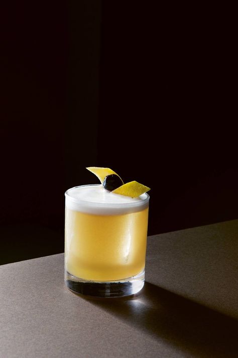 Whisky Sour Cocktail, Whisky Sour Recipe, Classy Drinks, Cocktail Tasting, Sour Cocktails, Cocktail Book Design, Whiskey Sour Cocktail, Whiskey Sour Recipe, Drinks Reception