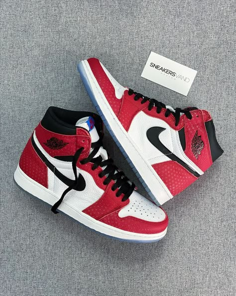 Air Jordan 1 Spiderman, Jordans Aesthetic, Air Jordan 1 Outfit Women, 100 Shoes, Jordan 1 Outfit Women, Jordan Logo Wallpaper, Original Air Jordans, Jordans 1, Nike Air Jordan 1 High