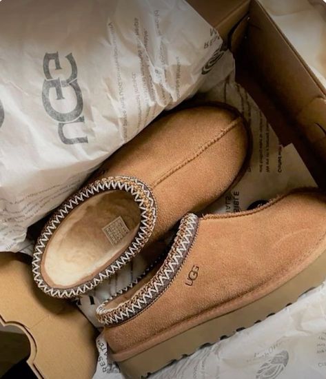 Ugg slipper winter/fall shoes can wear with lots of different outfits and really comfortable and a good price for the value Cute Uggs, Tasman Slippers, Shoes Wishlist, Pretty Sneakers, Ugg Tasman Slippers, Dream Shoe, What I Want For Christmas, Bday Wishlist, Preppy Shoes