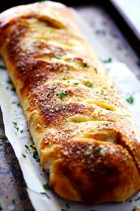 BBQ Chicken Stromboli | The Recipe Critic Barbecue Chicken Stromboli, Stromboli Chicken, Chicken Stromboli Recipe, Chicken Stromboli, Braid Recipes, Sweet And Tangy Bbq Sauce, Italian Stromboli, Stromboli Recipes, Beef Bread