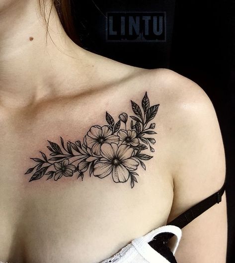 Tattoo On Collarbone, Collar Bone Tattoo Small, Rosen Tattoo Frau, Front Shoulder Tattoos, Tato Suku, Tato Dada, Bone Tattoos, Tattoos For Women Flowers, Tattoo Quotes For Women